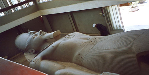Le colosse Ramss II couch dans le muse de Memphis